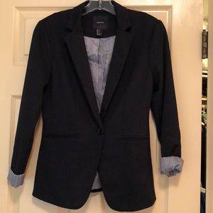 Black blazer with sleeves that role.